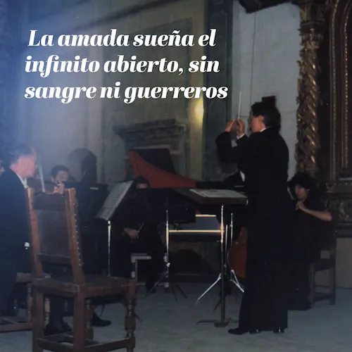 La amada sueña el infinito abierto sin sangre ni guerreros